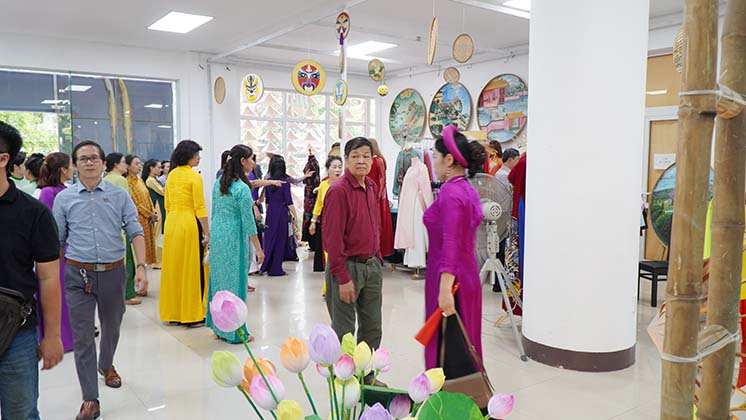 Đông đảo du khách tham quan triển lãm mỹ thuật “Nét đẹp áo dài Huế” và không gian thực nghiệm nghề may Áo dài.