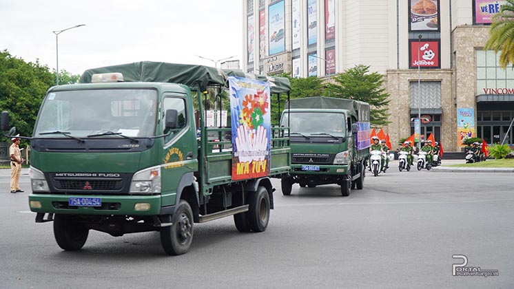 Diễu hành tuyên truyền qua các tuyến đường chính trên địa bàn thành phố Huế