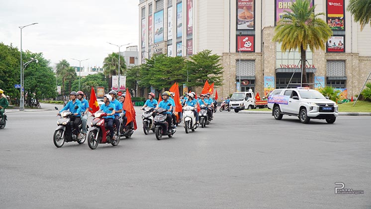 Diễu hành tuyên truyền qua các tuyến đường chính trên địa bàn thành phố Huế