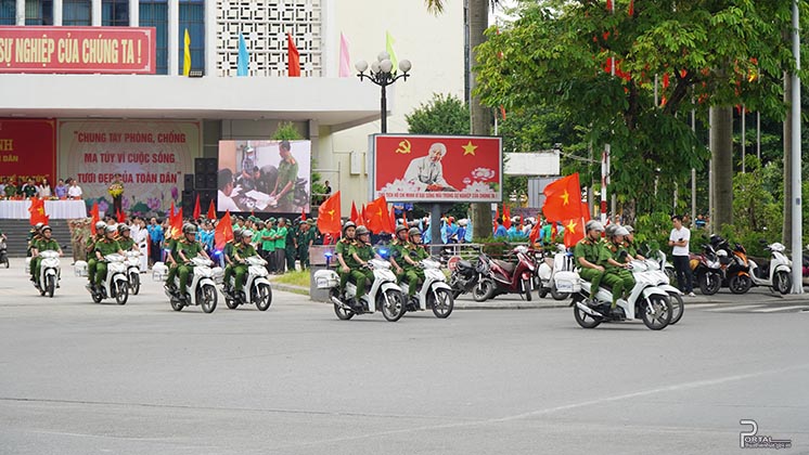 Diễu hành tuyên truyền qua các tuyến đường chính trên địa bàn thành phố Huế