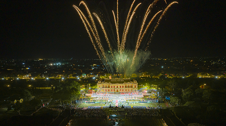 Mãn nhãn màn pháo hoa tại lễ bế mạc tuần lễ Festival 2024