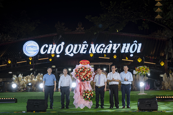 Lãnh đạo tỉnh tặng hoa chúc mừng khai mạc “Chợ quê ngày hội”