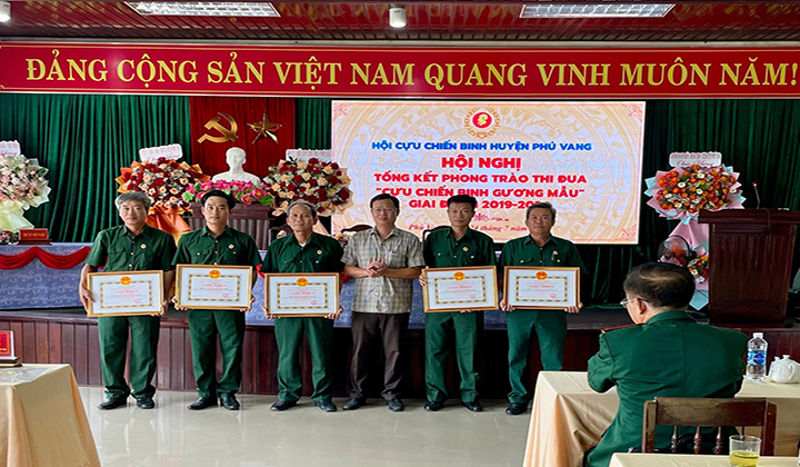 Lãnh đạo huyện tặng giấy khen các tập thể tại Hội nghị tổng kết phong trào thi đua “Cựu chiến binh gương mẫu” giai đoạn 2019 – 2024