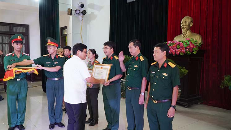 Lãnh đạo tỉnh trao Bằng khen của UBND tỉnh cho các tập thể đã có thành tích xuất sắc trong công tác tuyển quân năm 2024