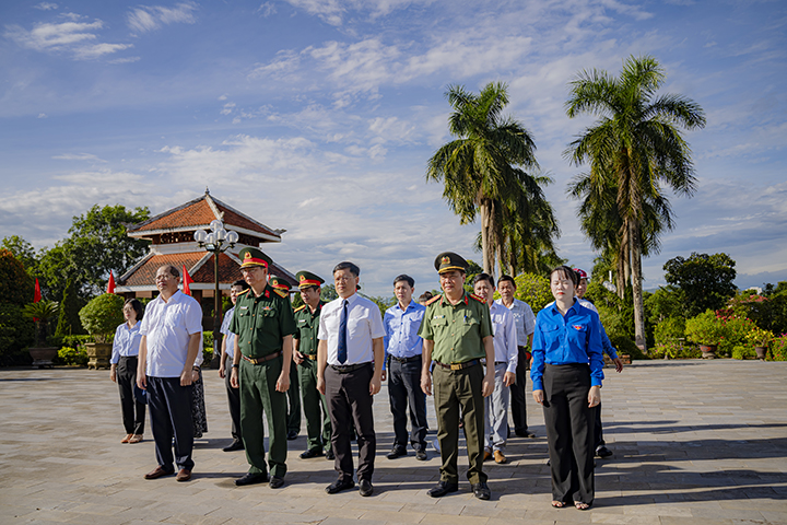 Đoàn lãnh đạo tỉnh dâng hoa, dâng hương tại Nghĩa trang liệt sĩ Hương Điền