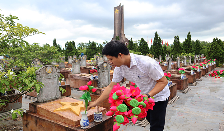 Thay mới hoa ở các phần mộ liệt sĩ tại NTLS Hương Điền chuẩn bị chào đón kỷ niệm 77 năm Ngày Thương binh - Liệt sĩ