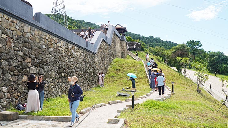 Du khách tham quan di tích Hải Vân quan