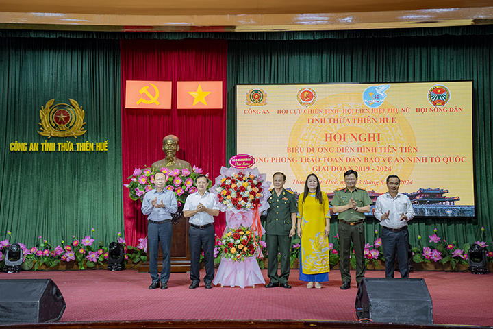 Các lãnh đạo tặng hoa chúc mừng hội nghị