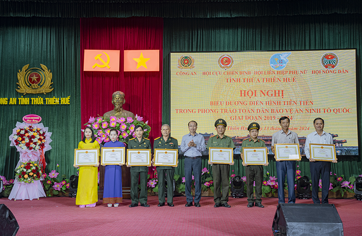 Khen thưởng cho tập thể và cá nhân có thành tích xuất sắc trong phong trào toàn dân bảo vệ an ninh Tổ quốc