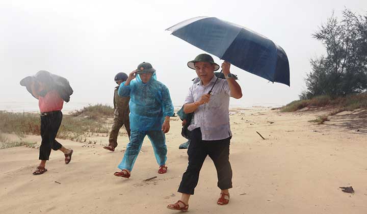 Phó Chủ tịch UBND huyện Phong Điền Hoàng Văn Thái cùng các lãnh đạo các cơ quan chuyên môn của huyện kiểm tra công tác ứng phó với mưa bão tại một số địa phương 