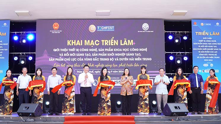 Cắt băng khai mạc triển lãm, giới thiệu thiết bị công nghệ, sản phẩm KHCN và ĐMST trong vùng