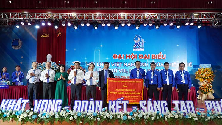 Lãnh đạo tỉnh tặng Đại hội Bức trướng với nội dung: “Thanh niên Thừa Thiên Huế Khát vọng - Đoàn kết - Sáng tạo - Phát triển”