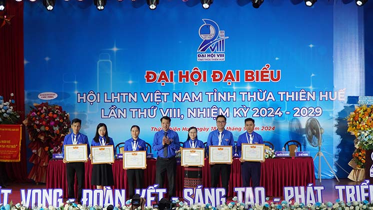 Khen thưởng các tập thể tại đại hội