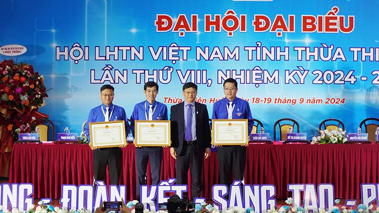 Khen thưởng các tập thể tại đại hội