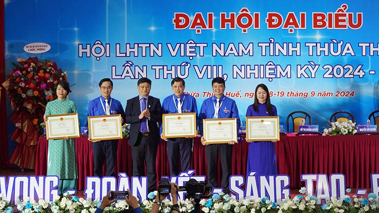 Khen thưởng các cá nhân tại đại hội