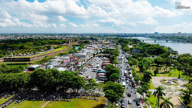 Du khách tham quan di tích Huế