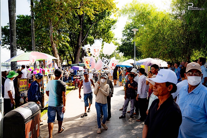 Đông đảo du khách tham quan di tích Huế