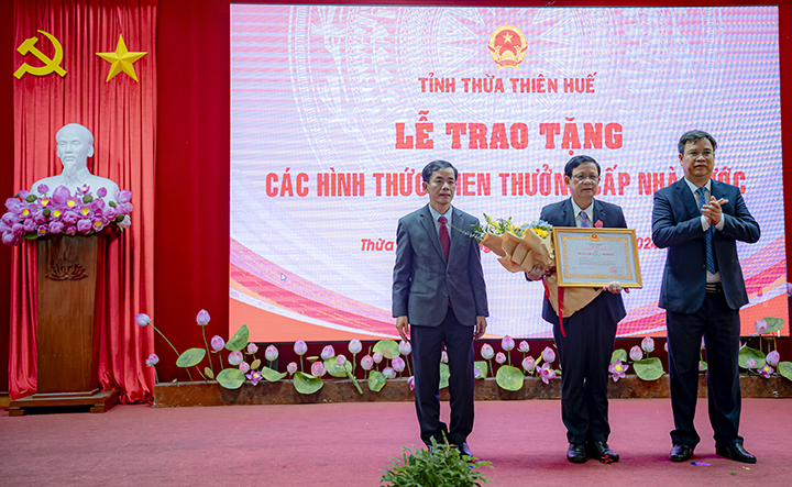 Thừa uỷ quyền, lãnh đạo tỉnh Trao Huân chương Lao động hạng Nhì cho thầy thuốc Ưu tú Trương Như Sơn, Giám đốc Trung tâm Y tế huyện Phú Vang