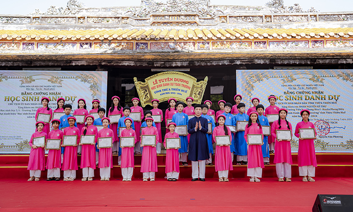 Trao Bằng chứng nhận “Học sinh danh dự toàn trường” cho các em học sinh