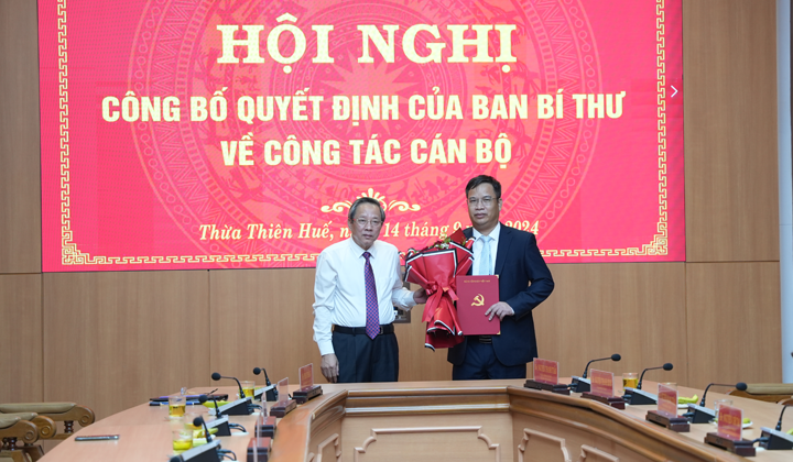 Phó Trưởng ban Thường trực Ban Tổ chức Trung ương – Hoàng Đăng Quang (bên trái) trao Quyết định cho ông Phạm Đức Tiến